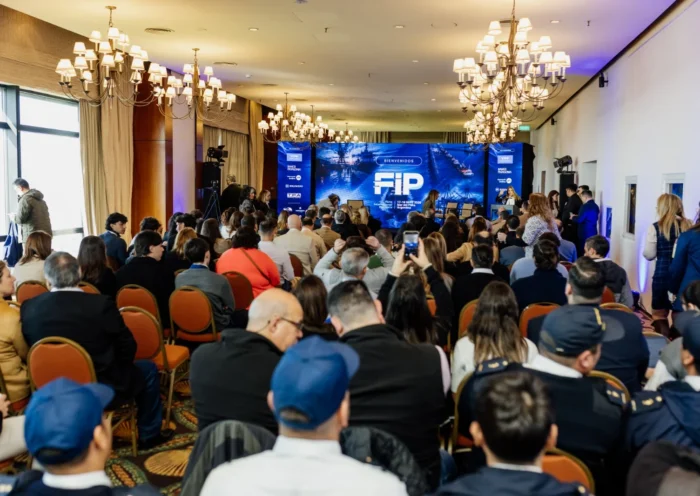 Piso de exhibición y asistentes en el cierre de la FIP 2026 en el Sheraton Mar del Plata.