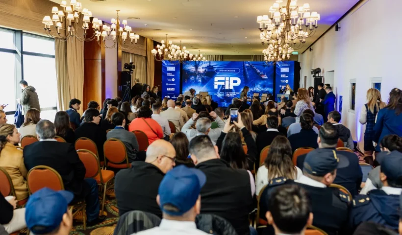 Piso de exhibición y asistentes en el cierre de la FIP 2026 en el Sheraton Mar del Plata.