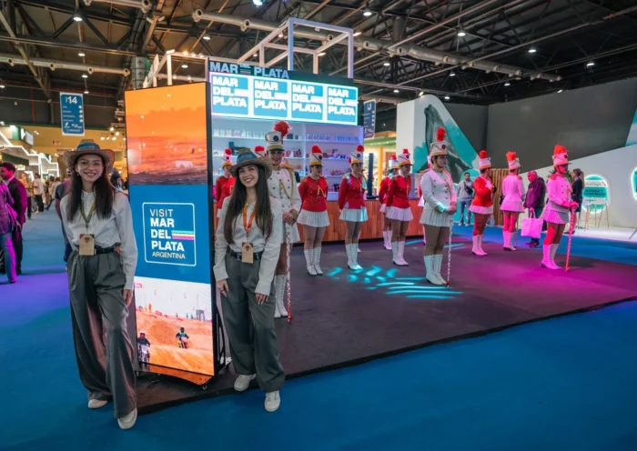 Stand Mar del Plata FIT 2025 con promotoras y La Guardia del Mar
