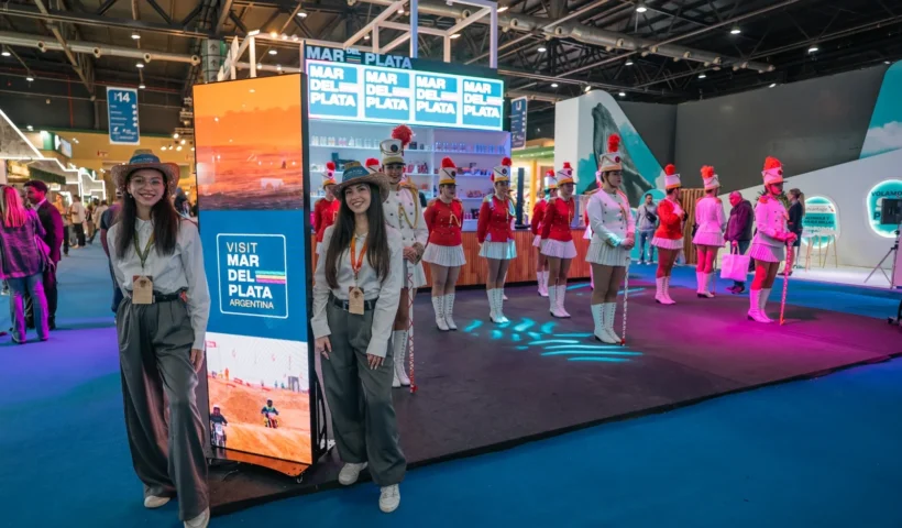 Stand Mar del Plata FIT 2025 con promotoras y La Guardia del Mar