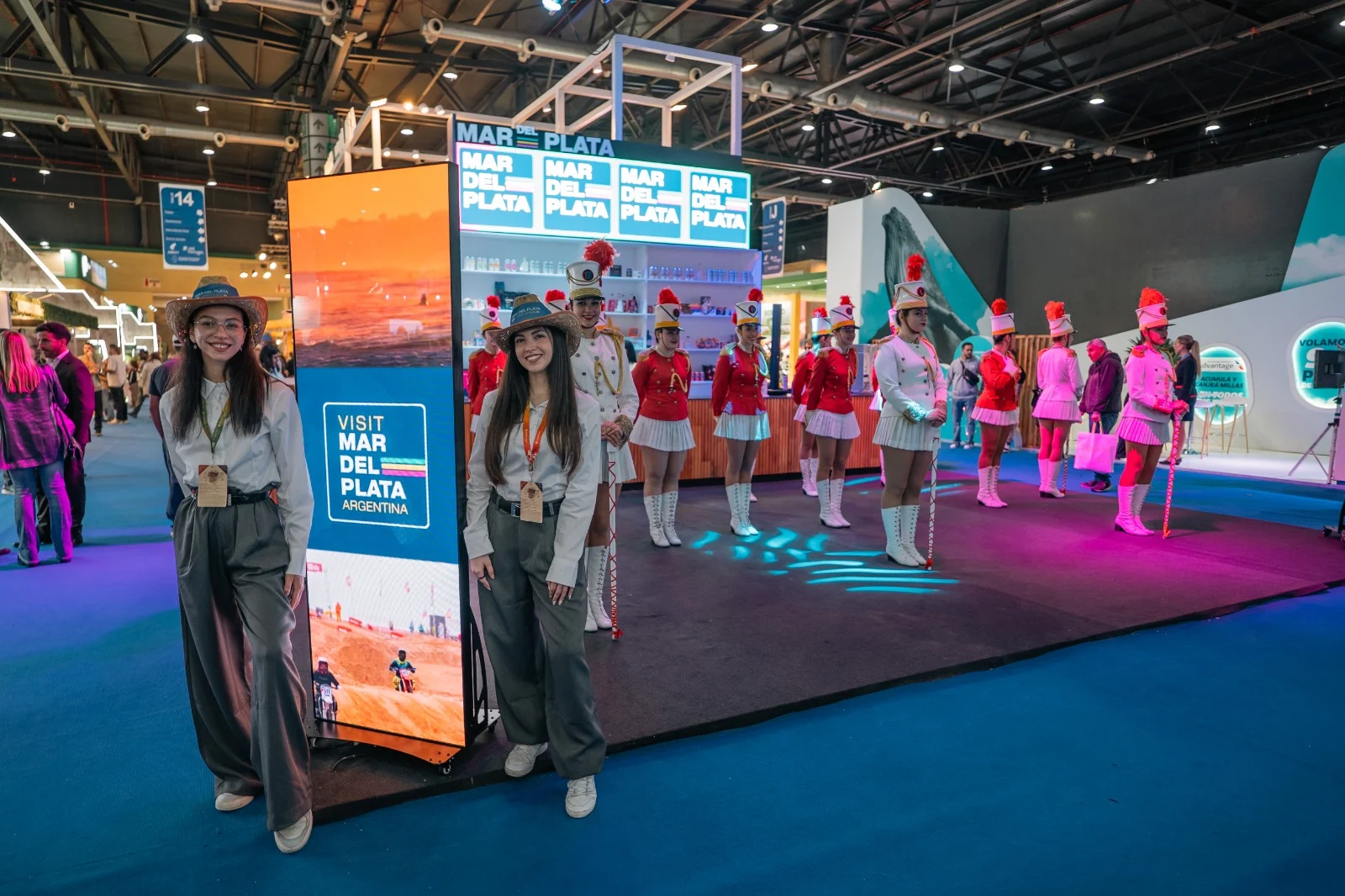 Stand Mar del Plata FIT 2025 con promotoras y La Guardia del Mar