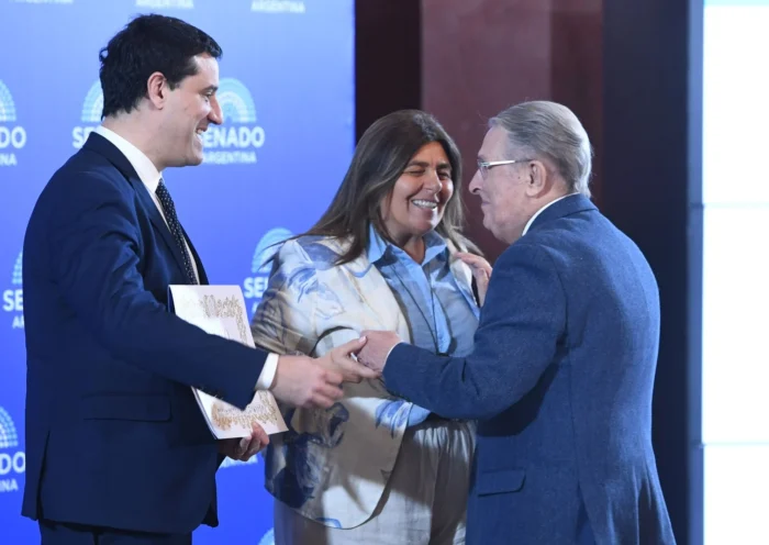 El senador Maximiliano Abad entrega diploma al Lic Nolberto Pezatti del Mar del Plata Bureau