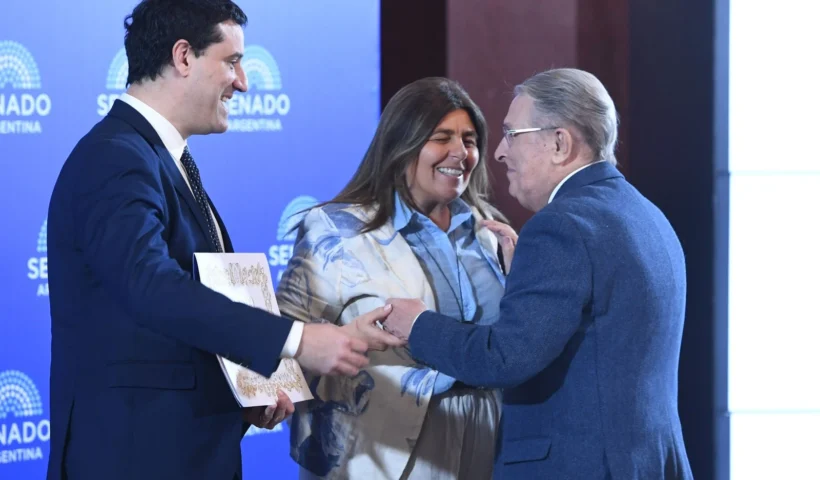 El senador Maximiliano Abad entrega diploma al Lic Nolberto Pezatti del Mar del Plata Bureau