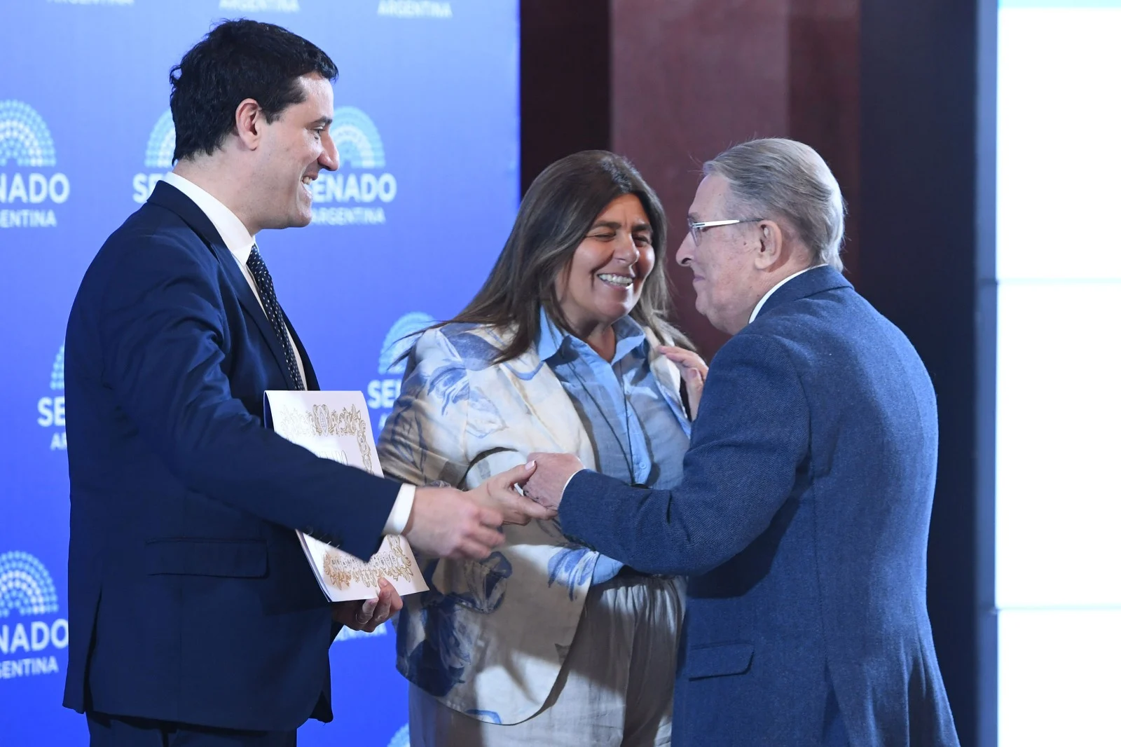 El senador Maximiliano Abad entrega diploma al Lic Nolberto Pezatti del Mar del Plata Bureau