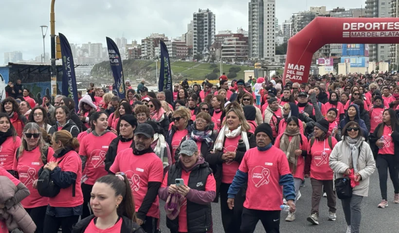 la costa de Mar del Plata pintada de remeras rosas de la correcaminata del Instituto Radiologico