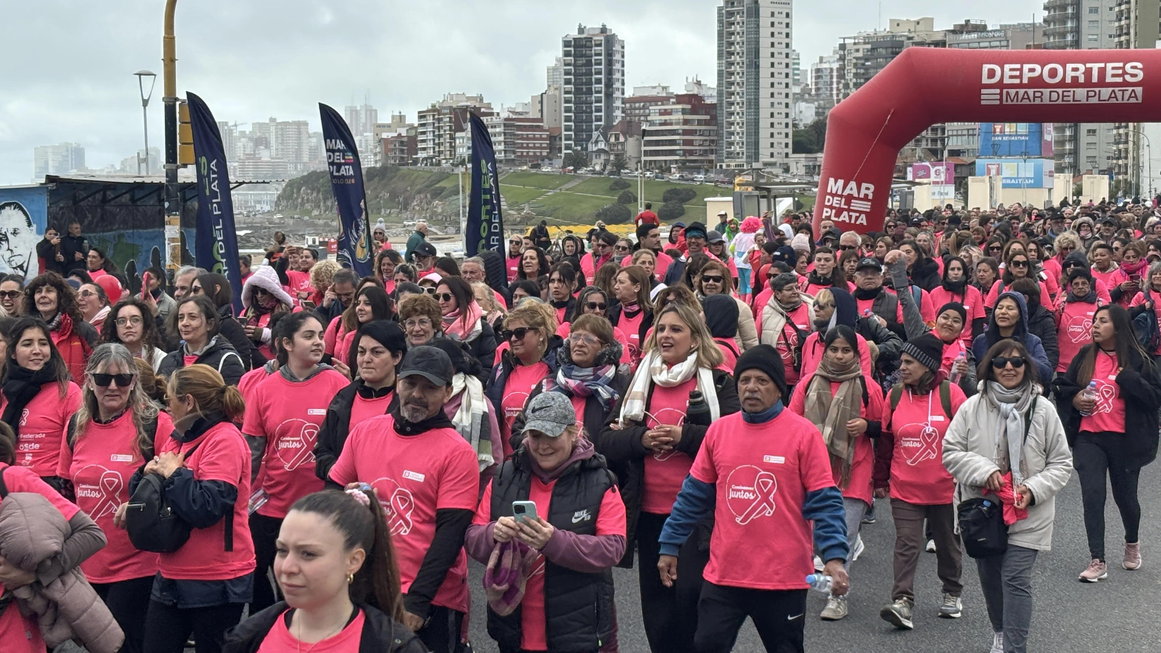la costa de Mar del Plata pintada de remeras rosas de la correcaminata del Instituto Radiologico