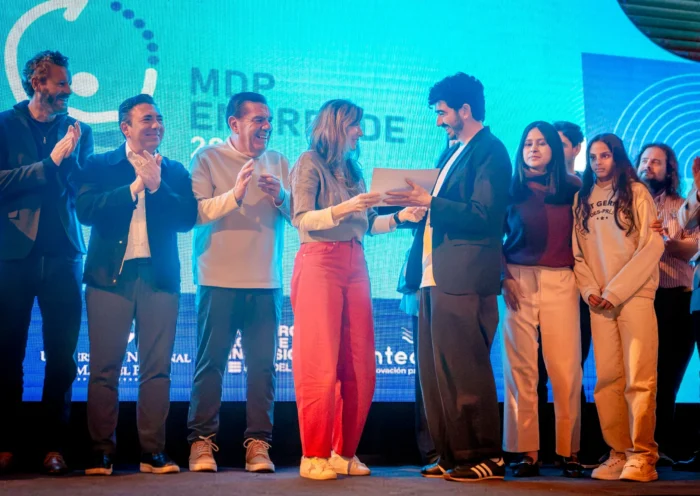 Ganadores de la semi final provincial de Emprendimiento Argentino sobre el escenario de MdP Emprende 2026