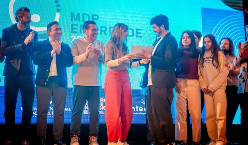 Ganadores de la semi final provincial de Emprendimiento Argentino sobre el escenario de MdP Emprende 2026