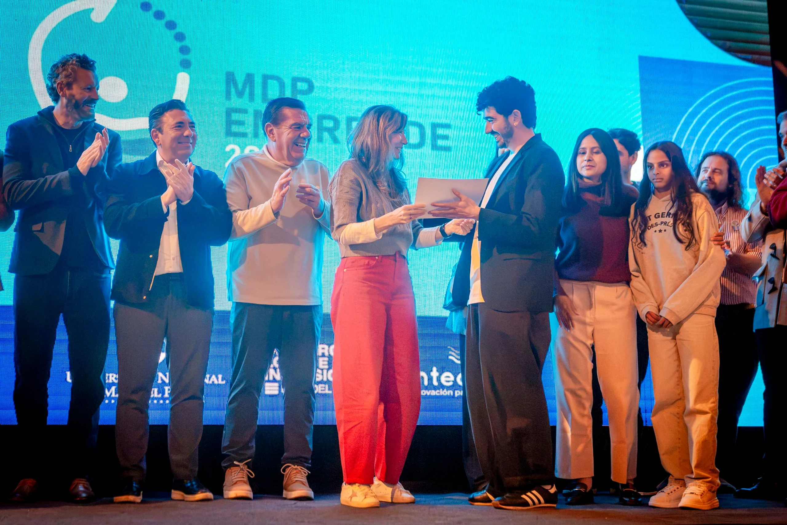 Ganadores de la semi final provincial de Emprendimiento Argentino sobre el escenario de MdP Emprende 2026