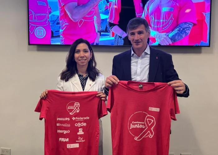 El Dr. Carlos Capiel director médico del Instituto Radiológico con la remera oficial de la 13° Correcaminata