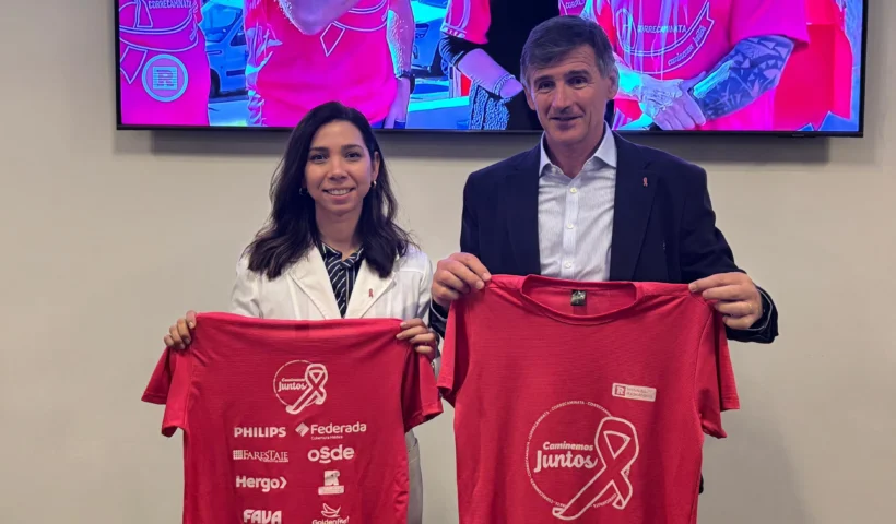 El Dr. Carlos Capiel director médico del Instituto Radiológico con la remera oficial de la 13° Correcaminata