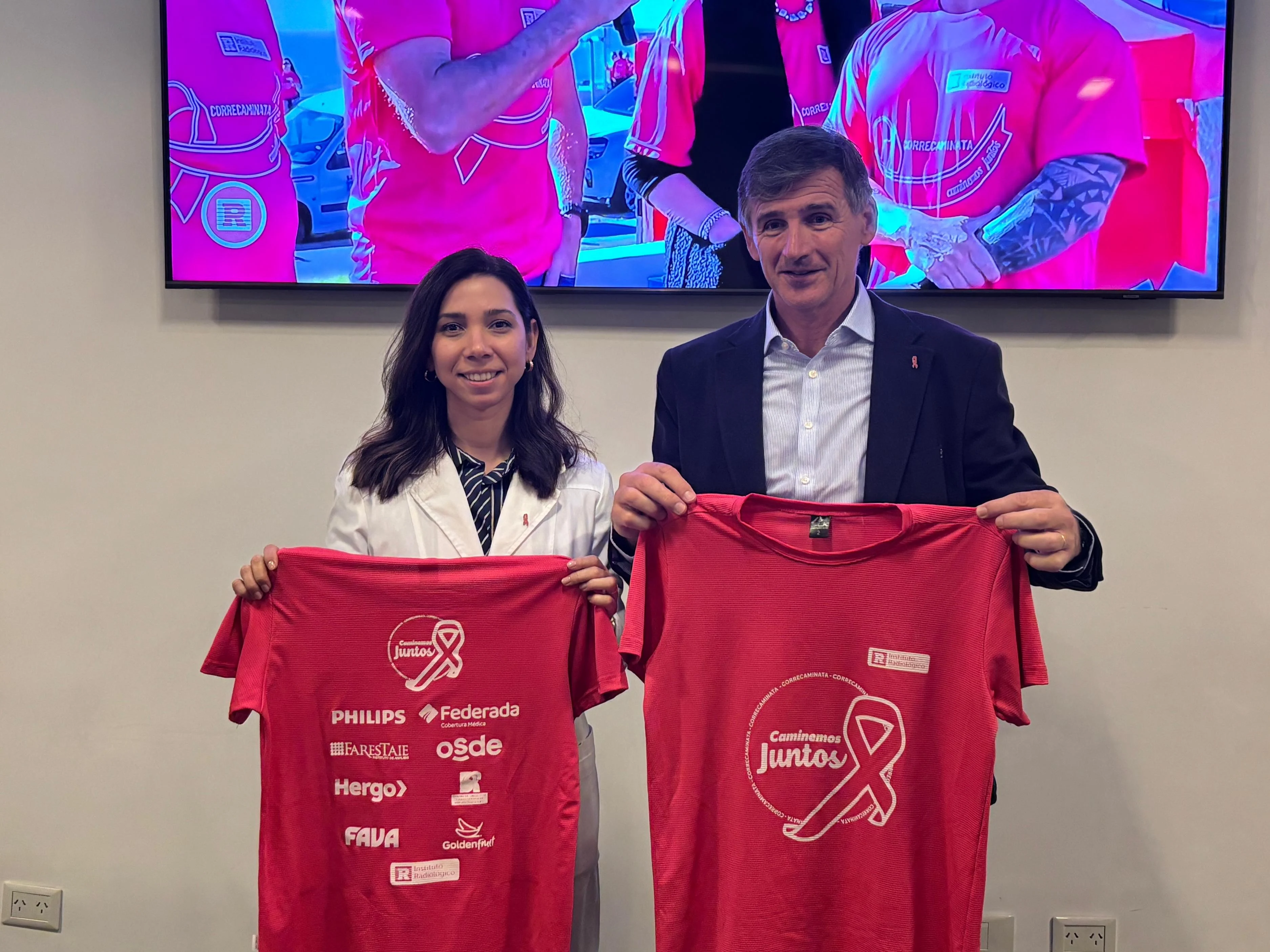 El Dr. Carlos Capiel director médico del Instituto Radiológico con la remera oficial de la 13° Correcaminata