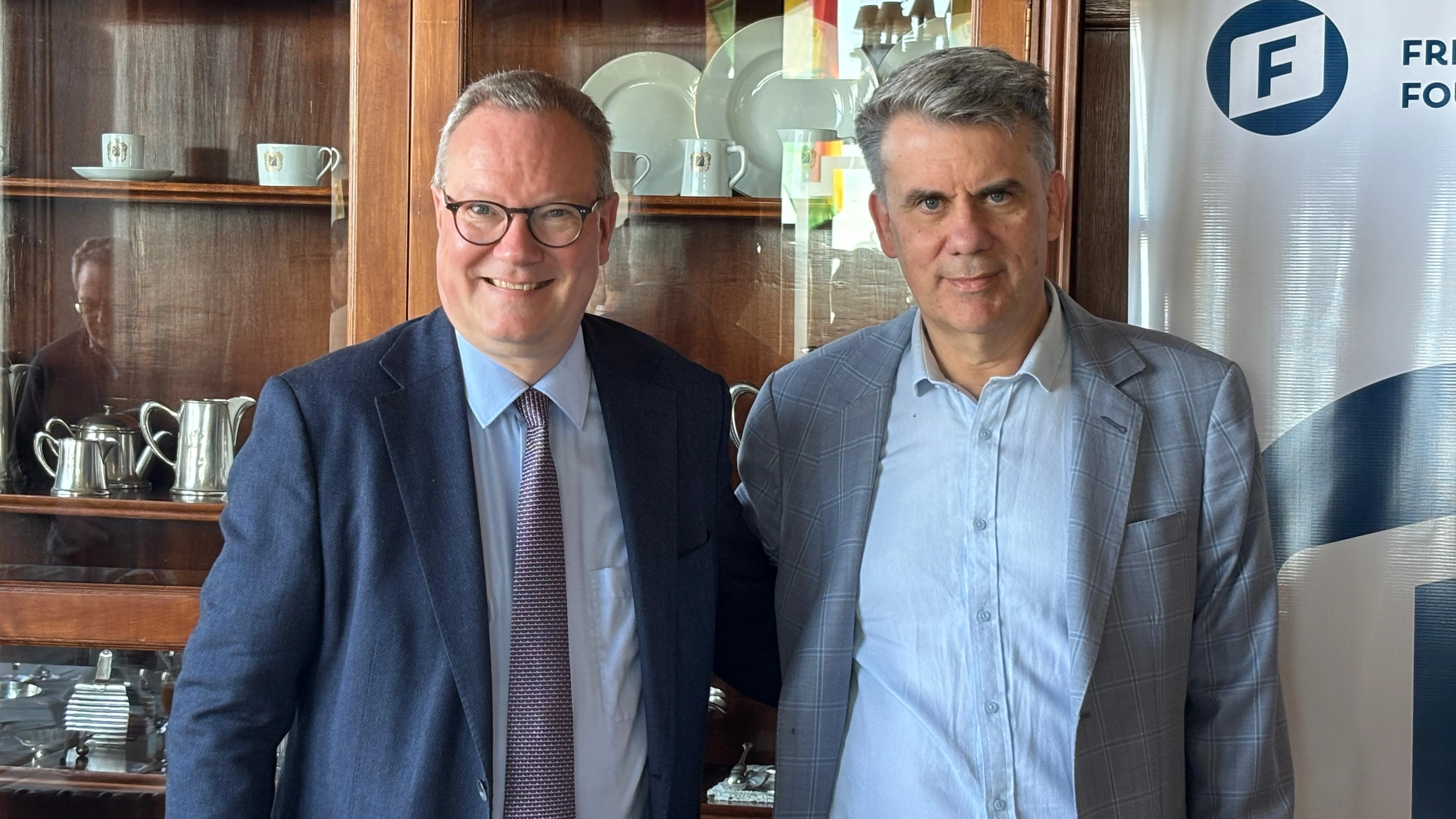 Hans Dieter Holtzmann en Mar del Plata junto a Fernando Alvarez Pte de Fundación Global