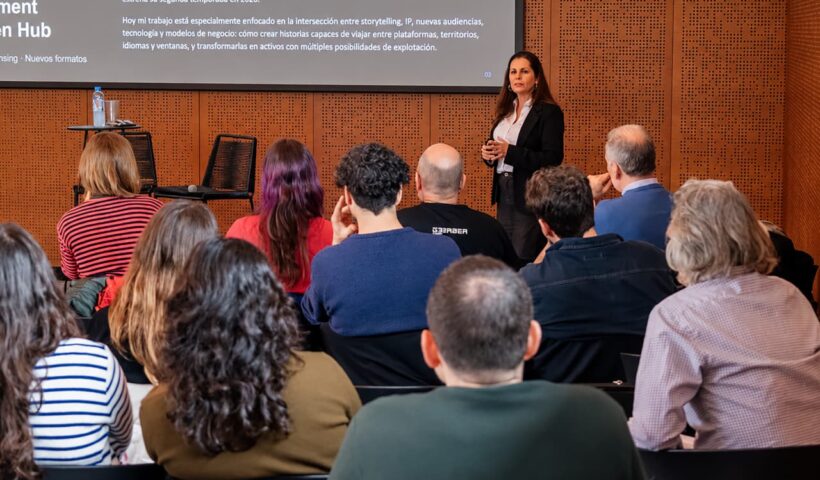 : Loli Miraglia capacitando a realizadores audiovisuales en MarplaLAB sobre microseries verticales en ATICMA Mar del Plata