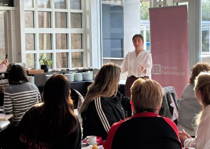 Dra Mariana Gil Pomar del Instituto Radiologico de Mar del Plata dando una charla de prevención a pasajeras e invitadas al Hotel Sheraton Mar del Plata