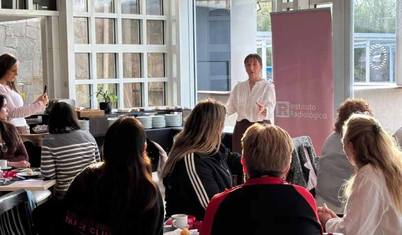 Dra Mariana Gil Pomar del Instituto Radiologico de Mar del Plata dando una charla de prevención a pasajeras e invitadas al Hotel Sheraton Mar del Plata