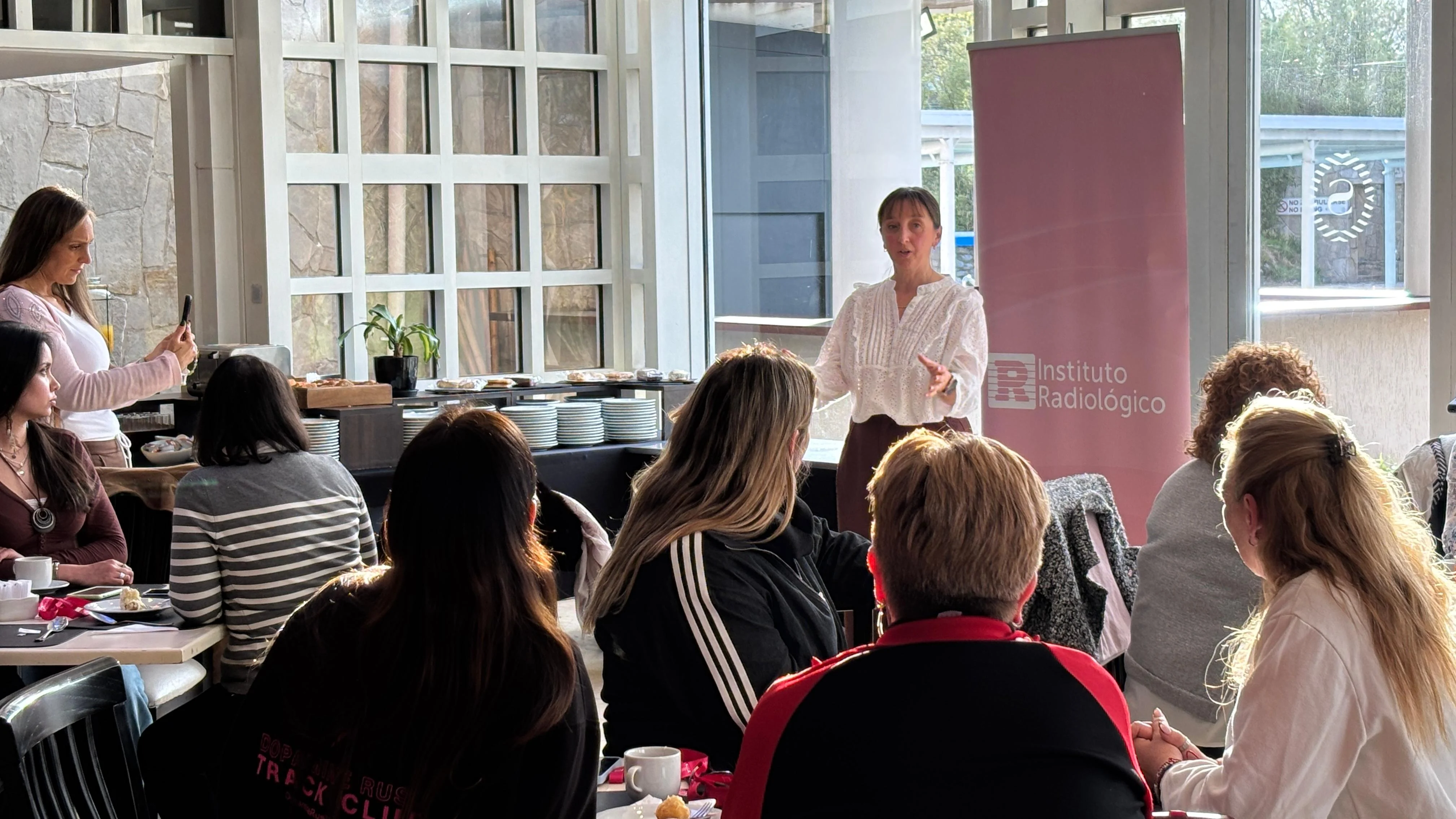 Dra Mariana Gil Pomar del Instituto Radiologico de Mar del Plata dando una charla de prevención a pasajeras e invitadas al Hotel Sheraton Mar del Plata
