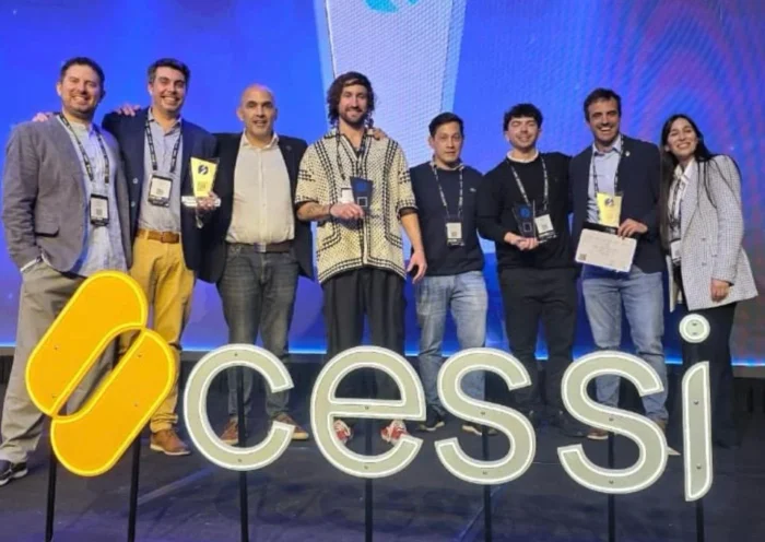 representantes marplatenses posan en el escenario de Sadosky 2026 con sus respectivos premios