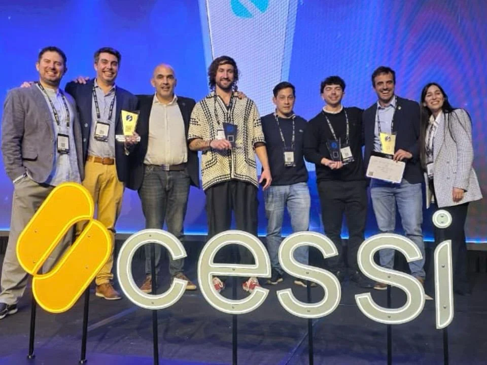 representantes marplatenses posan en el escenario de Sadosky 2026 con sus respectivos premios