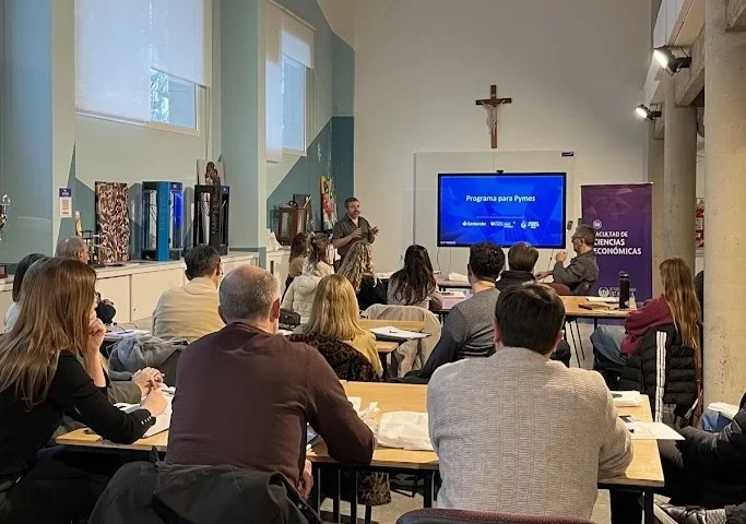 20 pymes de Mar del Plata clientas del Banco Santander escuchando las charlas en la sede de UFASTA
