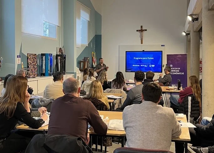 20 pymes de Mar del Plata clientas del Banco Santander escuchando las charlas en la sede de UFASTA